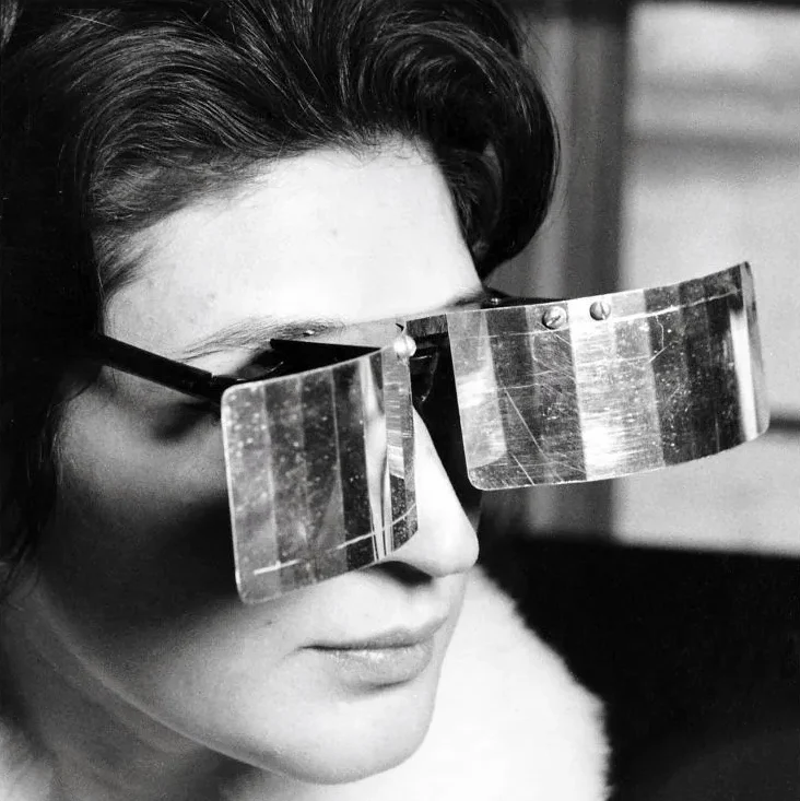 immagine per Julio Le Parc, Martha Le Parc con Lunettes pour une vision autre, 1965 - Courtesy Julio Le Parc Atelier