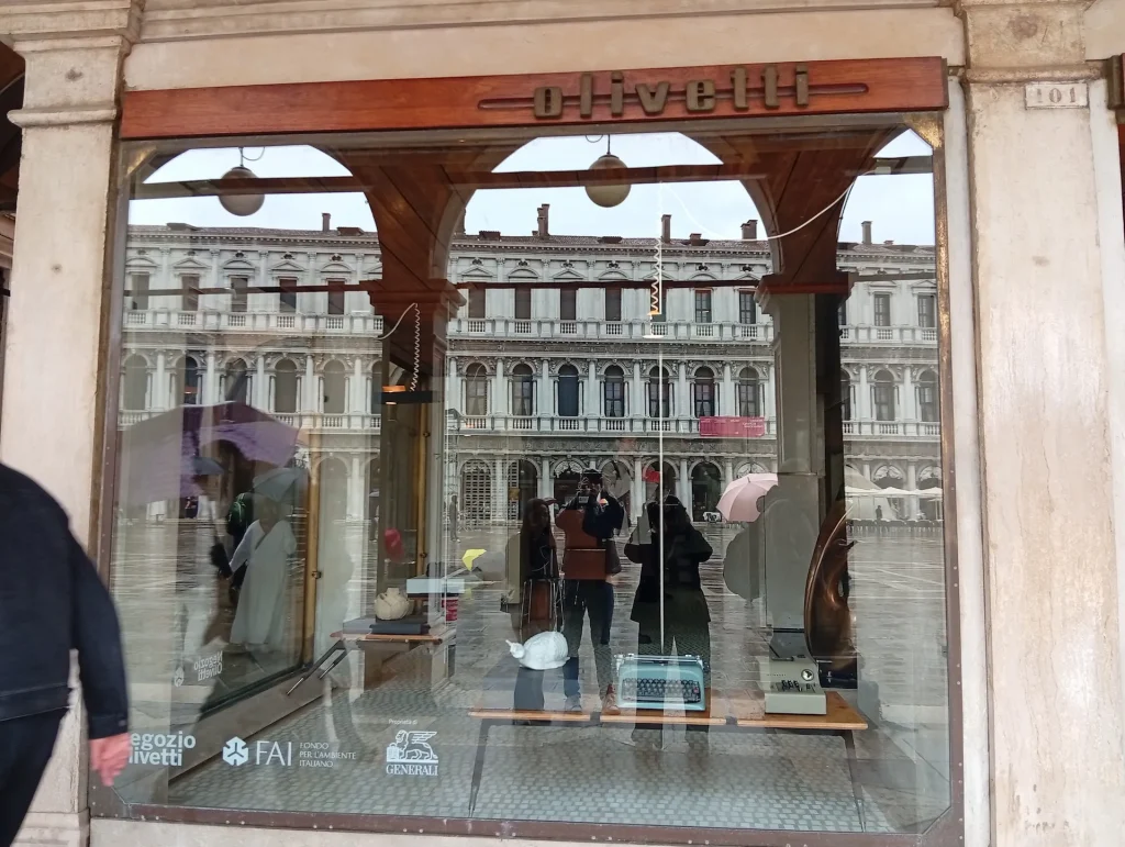immagine per Leandro Erlich, HYBRIDIS, vetrina, Negozio Olivetti, VE, 2026-Ass. Arte Continua -ph. Barbara Martusciello
