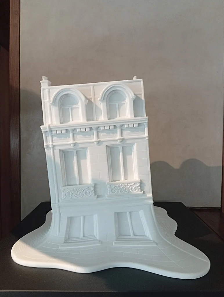 immagine per Leandro Erlich, MAISON FOND, 2022, Marmo di carrara -Negozio Olivetti, VE -Ass. Arte Continua -ph. Paolo Di Pasquale 2026 -1