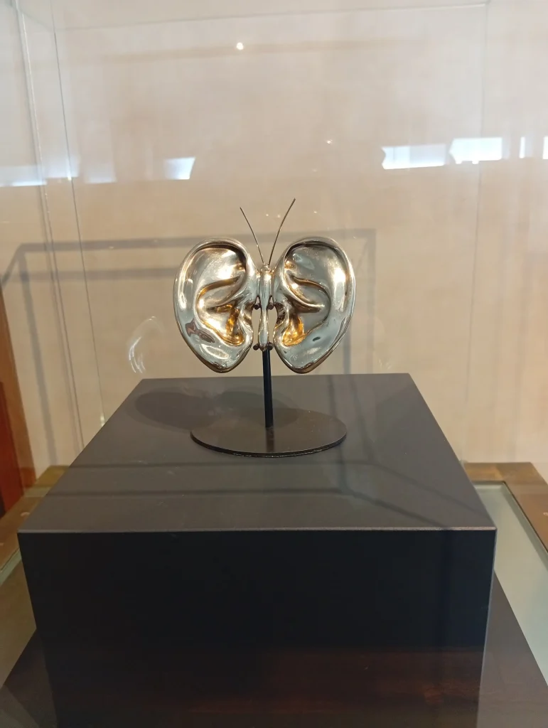 immagine per Leandro Erlich, Papillon, 2021, bronzo -Negozio Olivetti, Venezia-Ass. Arte Continua -ph. Paolo Di Pasquale 2026