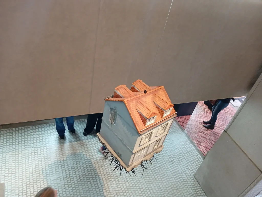 immagine per Leandro Erlich, Pulled by the Roots, Resina colata, bronzo colato e lastre acriliche -Negozio Olivetti, VE, 2026 -ph. Barbara Martuschiello