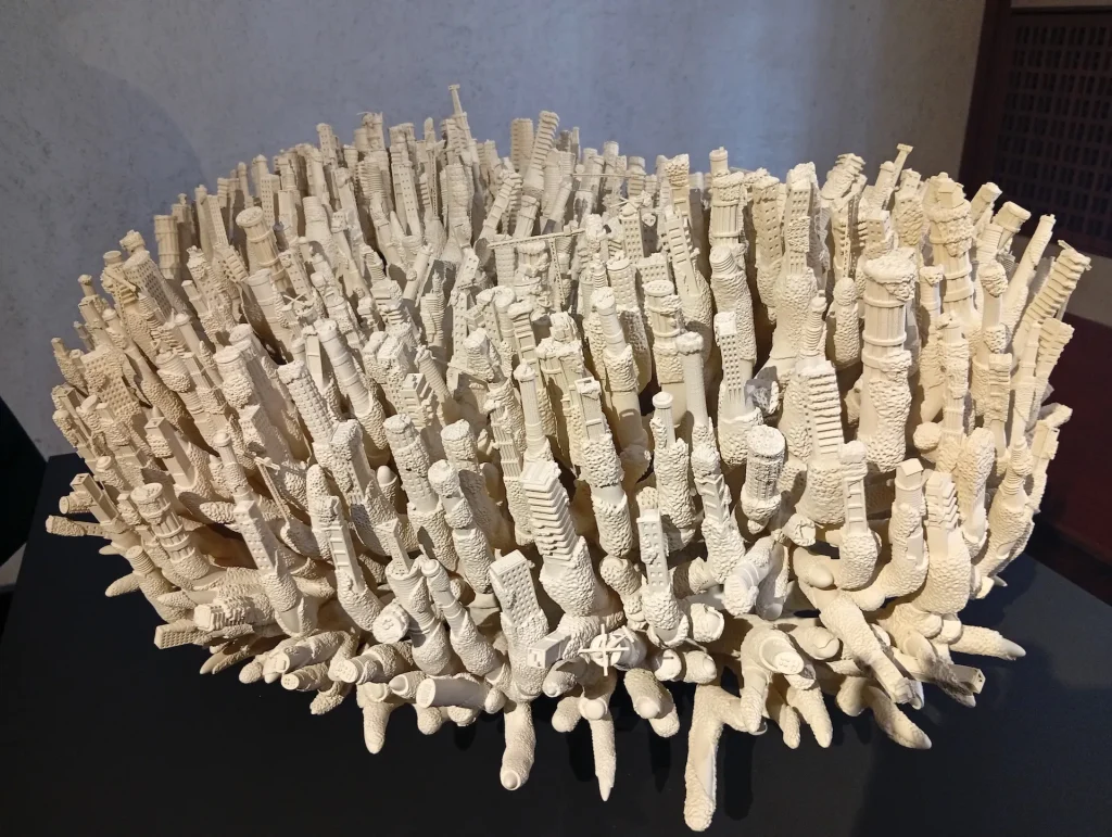 immagine per Leandro Erlich, White Coral, 2025 -Negozio Olivetti, VE, 2026 -ph. Paolo Di Pasquale