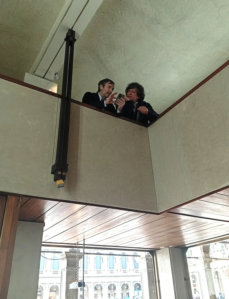 immagine per Leandro Erlich e Mario Cristiani al Negozio Olivetti, VE, mostra l.H. Hybridis, 2026 -ph. Barbara Martusciello