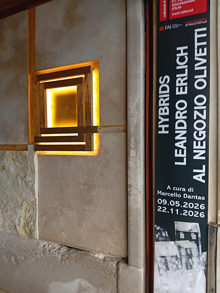 immagine per Negozio Olivetti, VE, mostra di leandro Herlic, HYBRIDIS, 2026 -ph. Paolo Di Pasquale