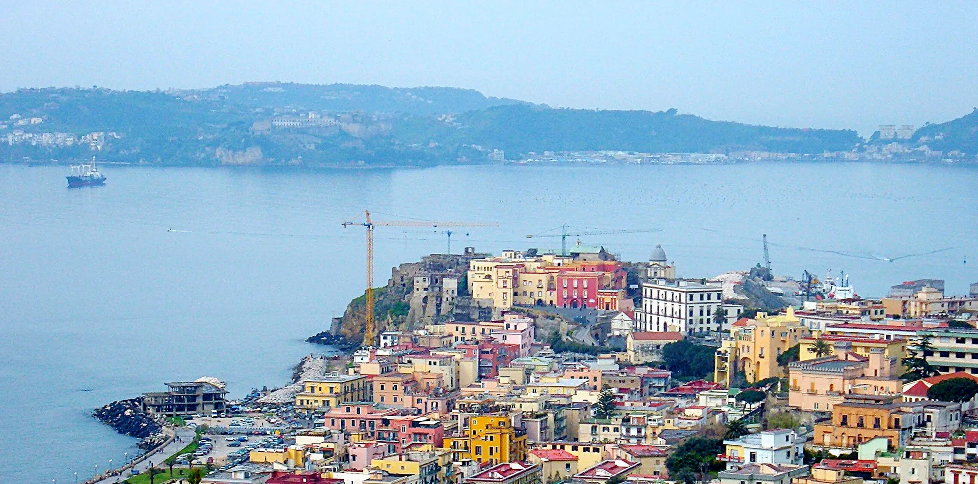 immagine per Pozzuoli, capitale creativa della fragilità. ph. Wikipedia