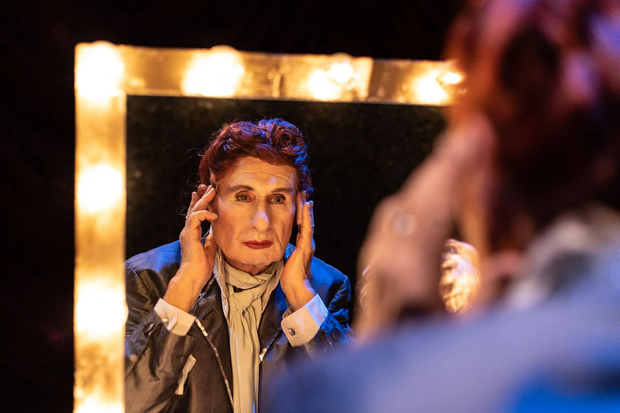 immagine per Luca Toracca - Quentin Crisp Teatro Elfo Puccini. Ph. Laila Pozzo