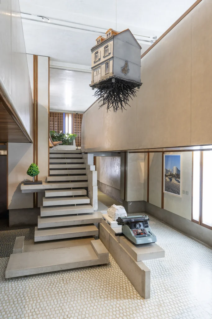 immagine per una visione di HYBRIDIS, Leandro Erlich, Negozio Olivetti, VE, 2026-Ass. Arte Continua -ph. Luca Chiaudano -FAI 2026.