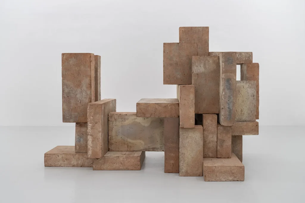 immagine per Antony Gormley, CLOSE, 2025. Clay, 152 x 112.6 x 227.4 cm (28 slabs). Courtesy: the artist and GALLERIA CONTINUA, Copyright: © the Artist Photo: Ela Bialkowska, OKNO Studio