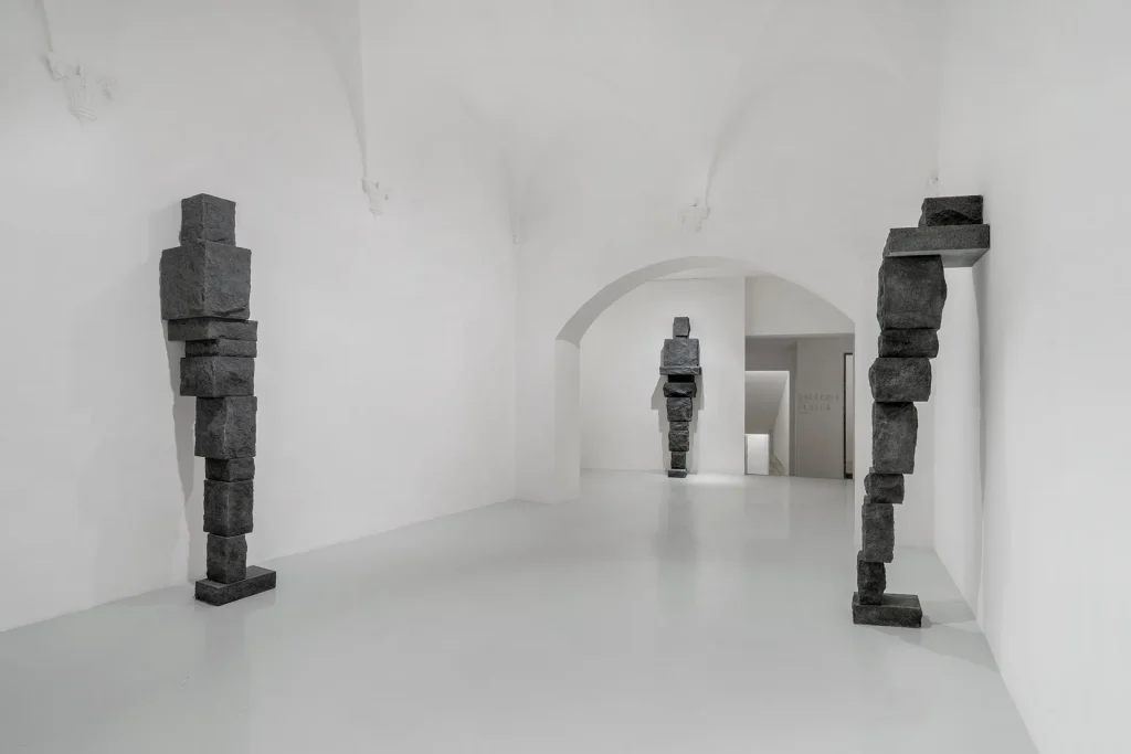 immagine per Antony Gormley, What Holds Us, 2026, exhibition view GALLERIA CONTINUA, San Gimignano. © the