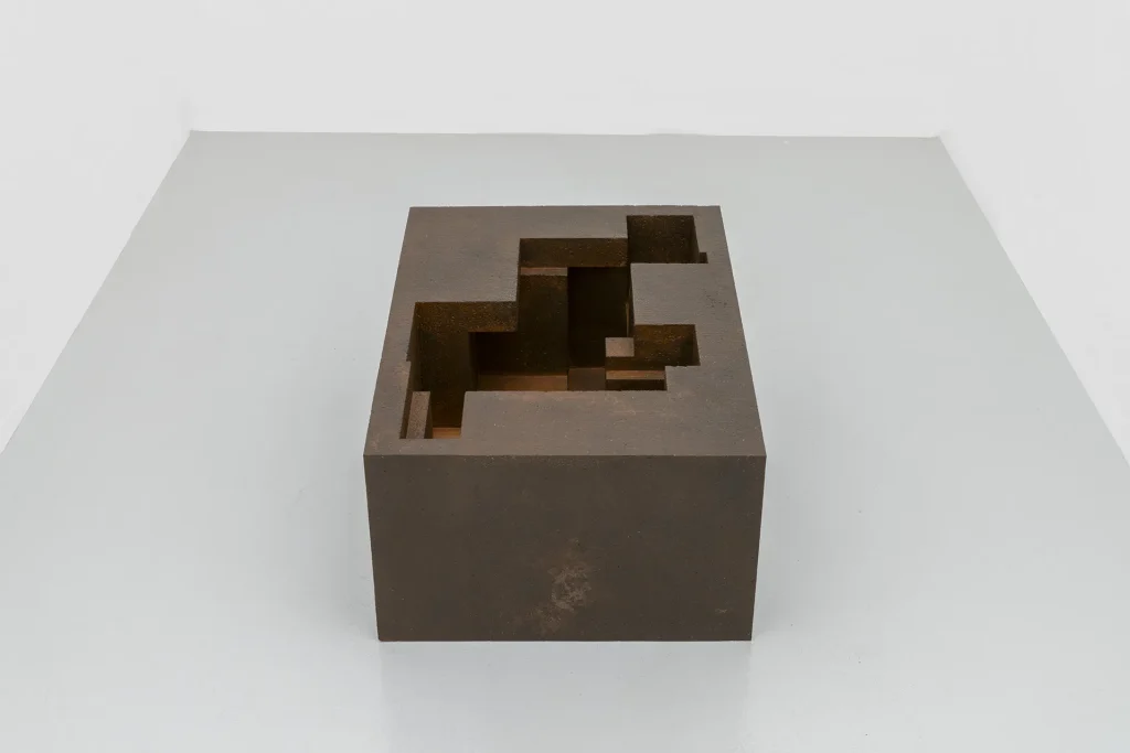 immagine per Antony Gormley, SMALL WHOLE, 2025. Cast iron, 20.7 x 48.1 x 34.2 cm. Courtesy: the artist and GALLERIA CONTINUA, Copyright: © the Artist Photo: Ela Bialkowska, OKNO Studio