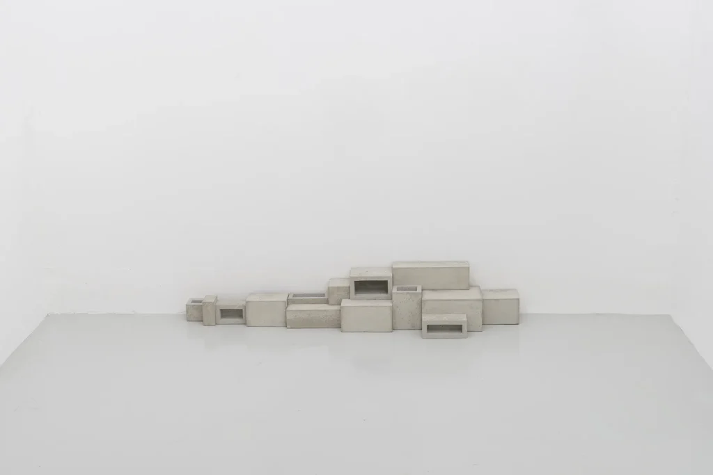 immagine per Antony Gormley, SMALL OPEN RELIEF, 2026, concrete, 16.9 x 99 x 21.1 cm, 6.65 x 38.98 x 8.31 in, Courtesy: the artist and GALLERIA CONTINUA, Copyright: © the Artist Photo: Ela Bialkowska, OKNO Studio