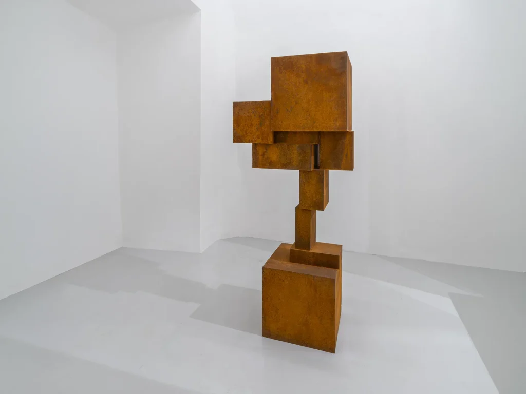 immagine per Antony Gormley, Pack, 2024. Cast iron, 156 x 40 x 67.5 cm. Courtesy: the artist and GALLERIA CONTINUA, Copyright: © the Artist Photo: Ela Bialkowska, OKNO Studio