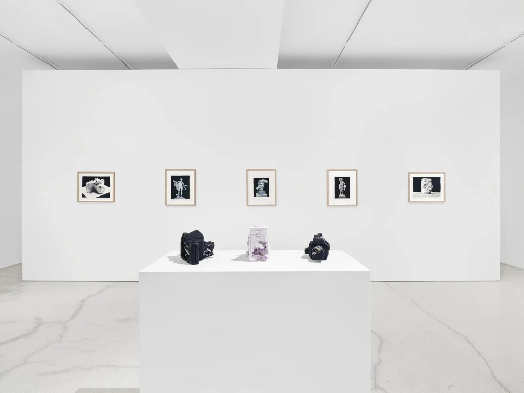 immagine per Views of Daniel Arsham’s exhibition ‘Time Fold’ at Perrotin London, 2026. Photo: Eva Herzog. Courtesy of the artist and Perrotin