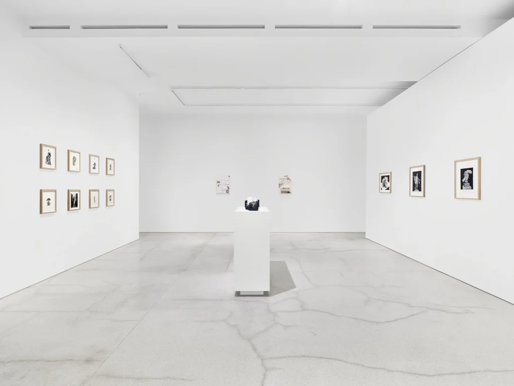 immagine per Views of Daniel Arsham’s exhibition ‘Time Fold’ at Perrotin London, 2026. Photo: Eva Herzog. Courtesy of the artist and Perrotin
