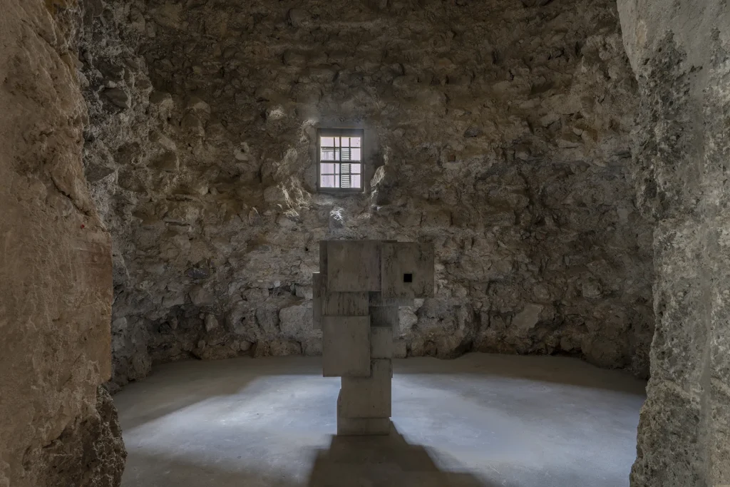 immagine per Antony Gormley, SKEW II, 2026, concrete, 139 x 85 x 78 cm, Courtesy: the artist and GALLERIA CONTINUA, Copyright: © the Artist Photo: Ela Bialkowska, OKNO Studio