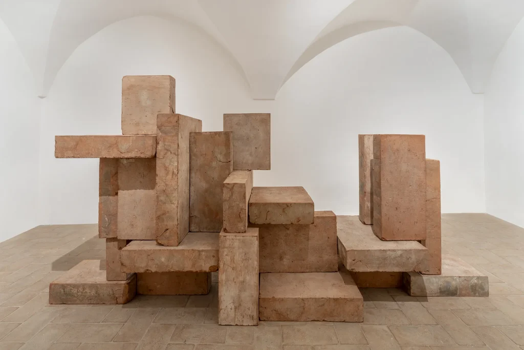 immagine per Antony Gormley, TOGETHER, 2025. Clay, 154.6 x 87.2 x 290.9 cm (24 slabs). © the artist and GALLERIA CONTINUA Photo: Ela Bialkowska, OKNO Studio