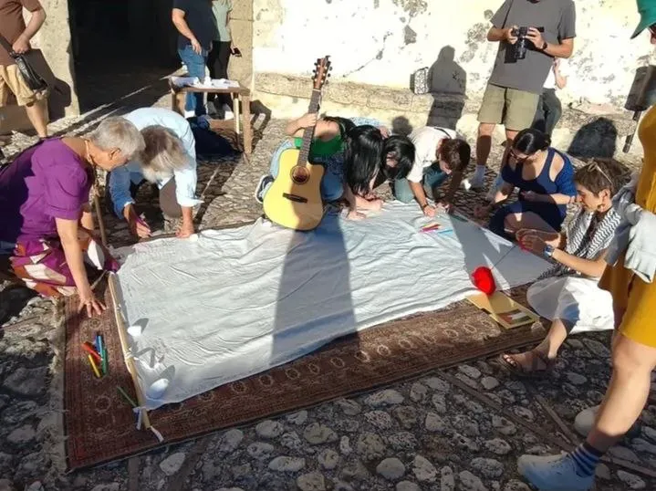 immagine per Andrea Fogli, il pubblico che scrive sulla bandiera bianca
