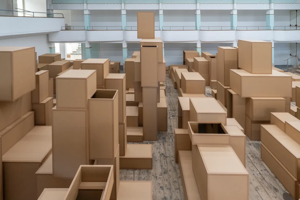 immagine per Antony Gormley, INNERCITY, 2026, cardboard, 15 figures, variable dimensions, Courtesy: the artist and GALLERIA CONTINUA, Copyright: © the Artist Photo: Ela Bialkowska, OKNO Studio