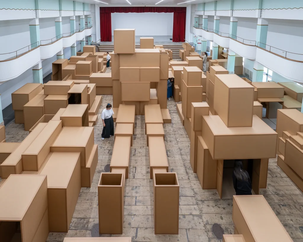 immagine per Antony Gormley, INNERCITY, 2026, cardboard, 15 figures, variable dimensions, Courtesy: the artist and GALLERIA CONTINUA, Copyright: © the Artist Photo: Ela Bialkowska, OKNO Studio