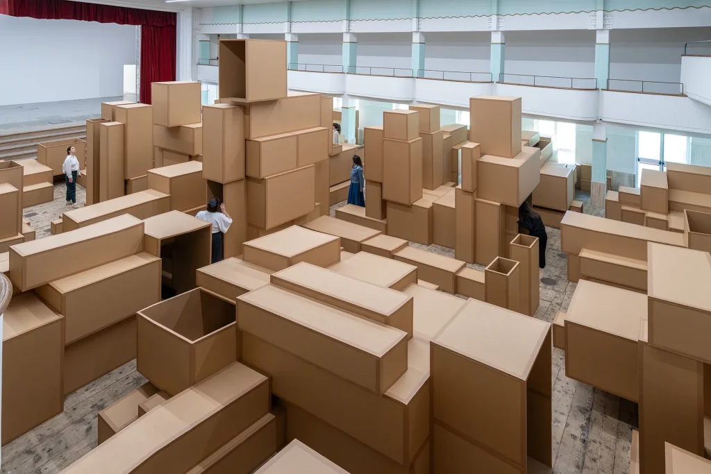 immagine per Antony Gormley, INNERCITY, 2026, cardboard, 15 figures, variable dimensions, Courtesy: the artist and GALLERIA CONTINUA, Copyright: © the Artist Photo: Ela Bialkowska, OKNO Studio