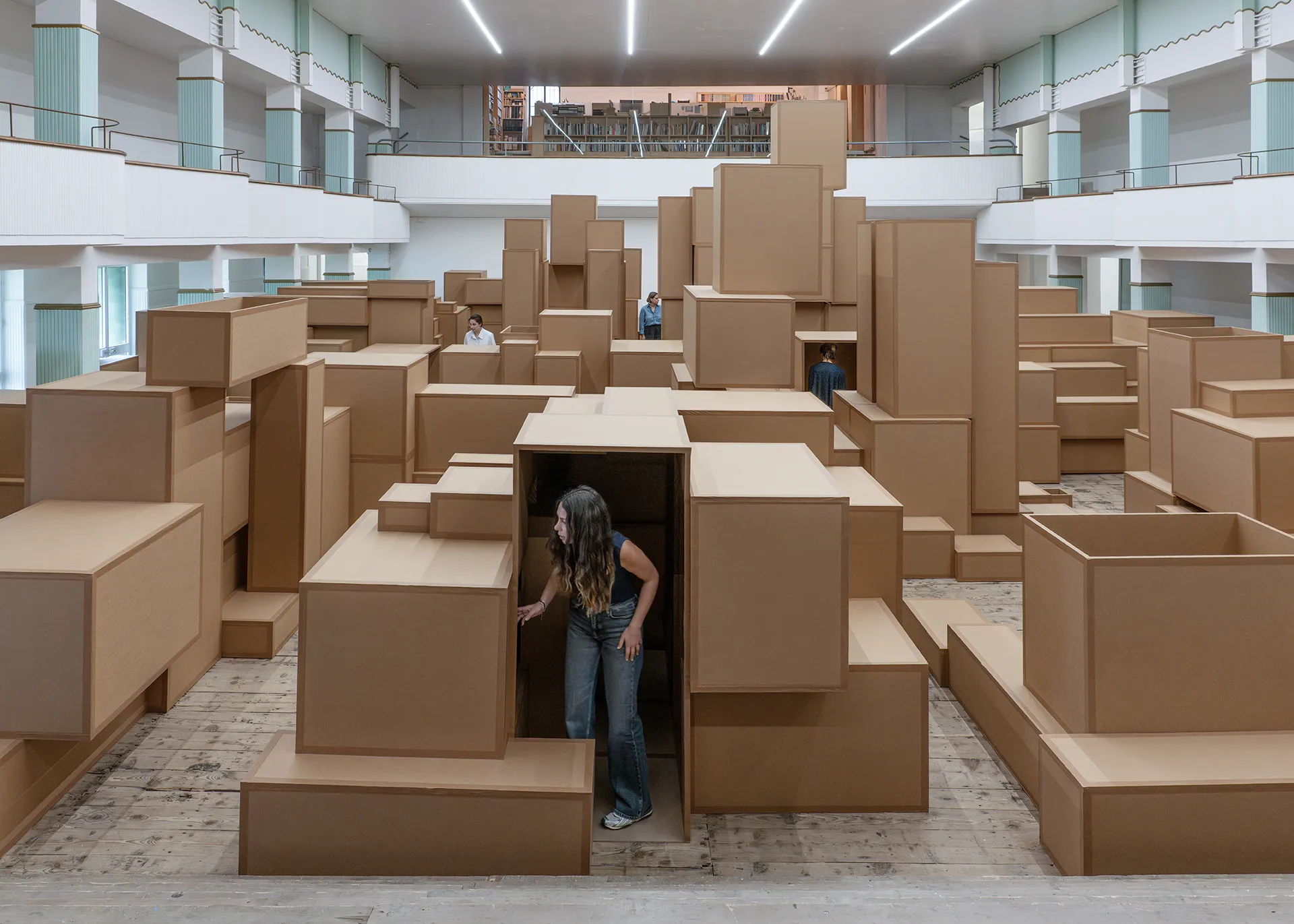 immagine per Antony Gormley, INNERCITY, 2026, cardboard, 15 figures, variable dimensions, Courtesy: the artist and GALLERIA CONTINUA, Copyright: © the Artist Photo: Ela Bialkowska, OKNO Studio
