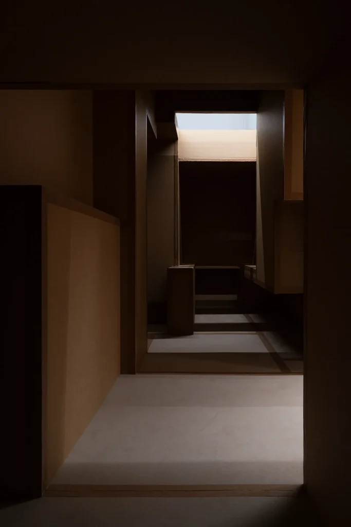 immagine per Antony Gormley, INNERCITY, 2026, cardboard, 15 figures, variable dimensions, Courtesy: the artist and GALLERIA CONTINUA, Copyright: © the Artist Photo: Ela Bialkowska, OKNO Studio