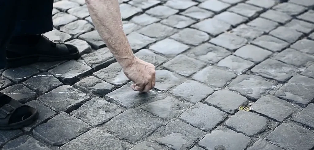 immagine screenshot da Fausto Delle Chiaie, dal Docu ll museo chiude quando l'autore è stanco, di Paolo Buatti