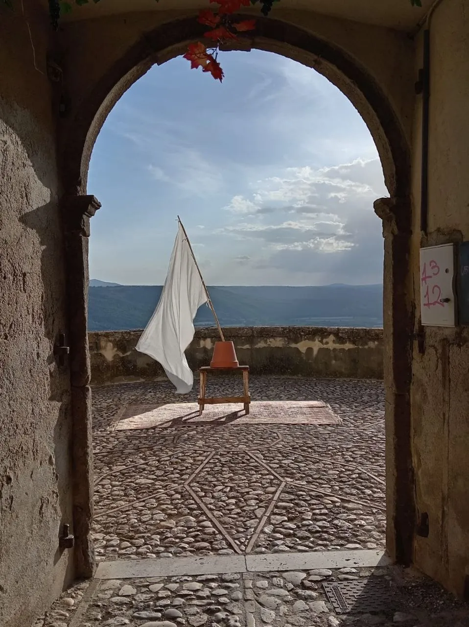 immagine per La bandiera bianca al belvedere, ©Andrea Fogli