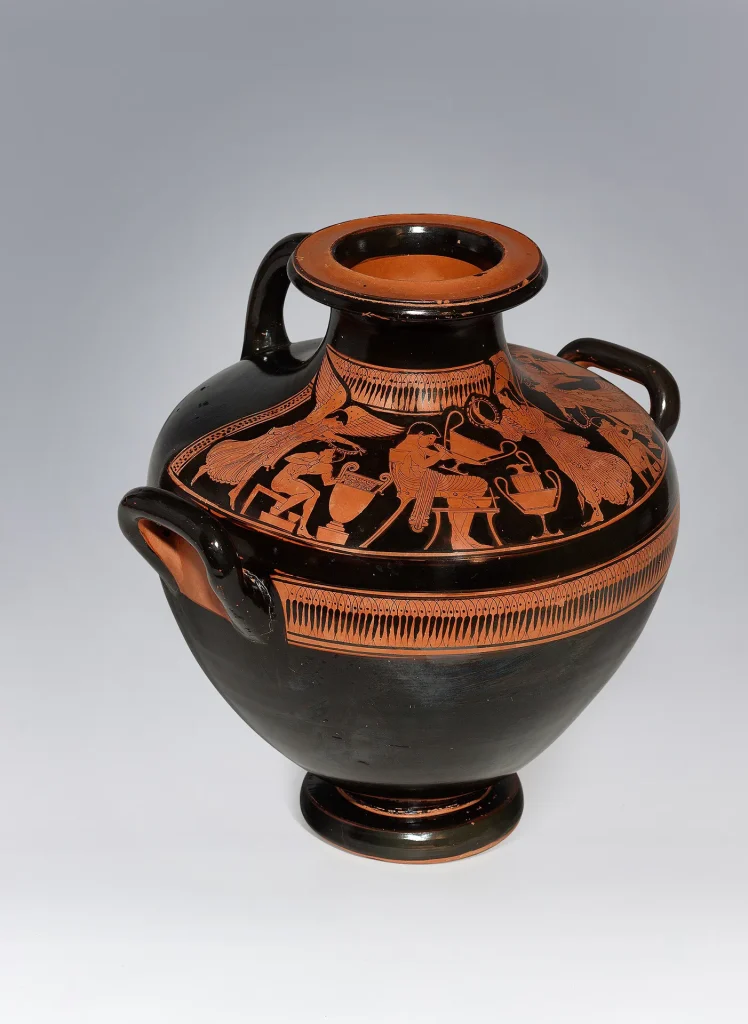 immagine per Pittore di Leningrado Cratere a colonnette, 470 - 460 a.C. raffigurazione lato A: Scena di simposio lato B: Scena di komos ceramica attica a figure rosse, alt. max 50,5 cm; diam. orlo 41 cm (Inv. C 354)