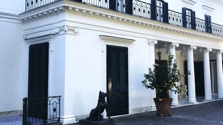 immagine per Villa Rosebery, un gioiello a picco sul mare di Posillipo