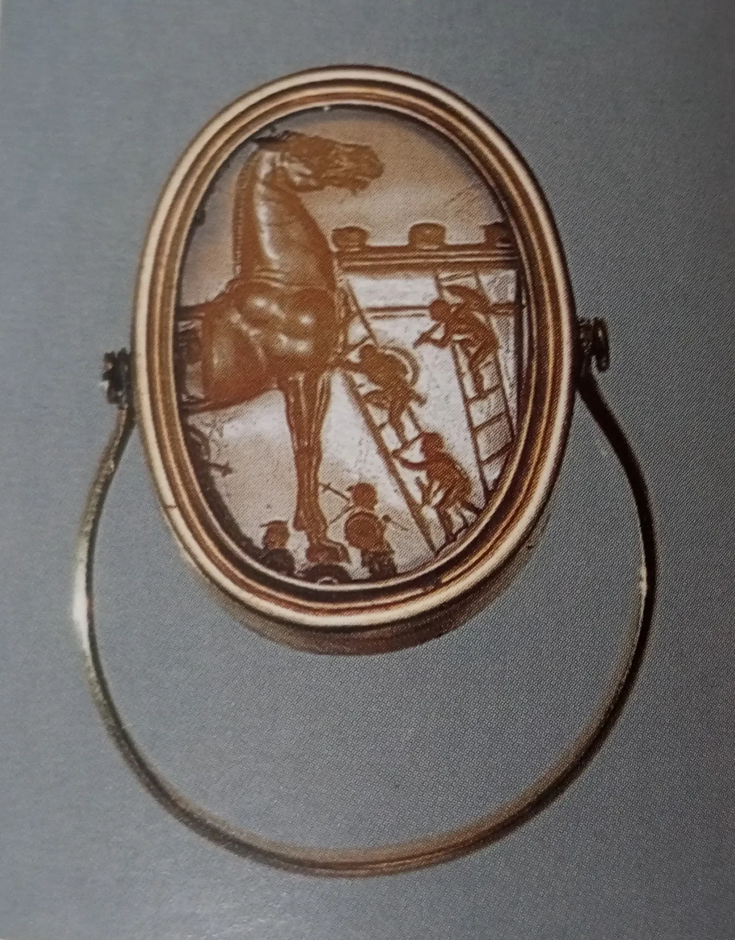 immagine per Anello d'oro con sardonica - Cavallo di Troia-età repubblicana Firenze Museo Archeologico Nazionale
