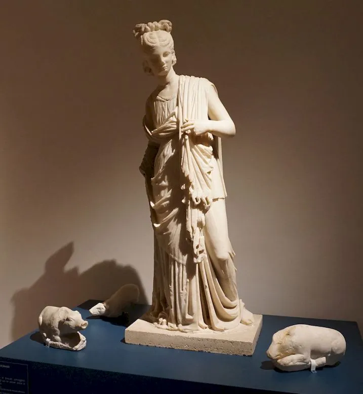 immagine per Fanciulla con maialini - Circe - Copia di età tiberiana da un originale ellenistico - Museo Archeologico Nazionale di Sperlonga