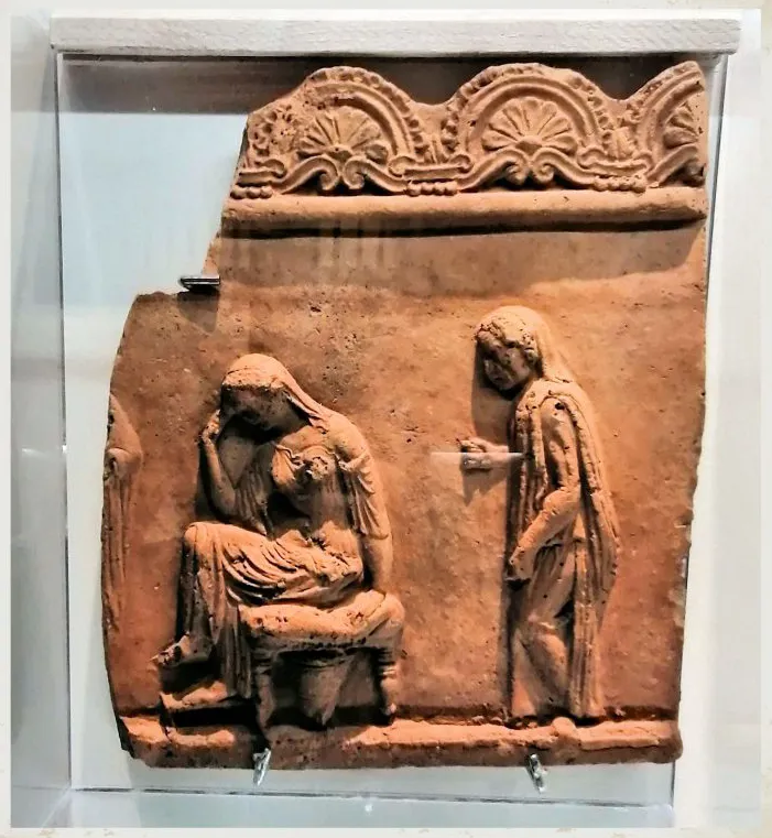 immagine per Penelope afflitta Lastra in terracotta I sec. d.C. Foto A. Zito