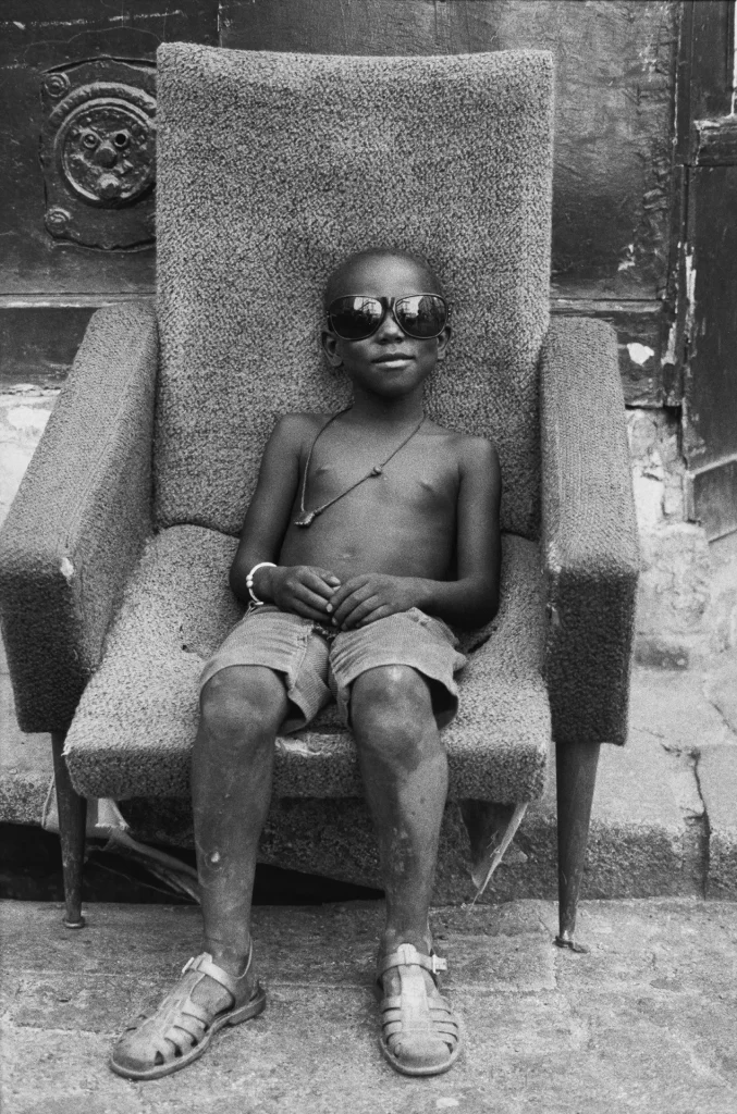 immagine per Martine Barrat, Mamadou picked out his armchair on Polonceau Street, La Goutte d’Or, 1982 Courtesy of the artist and La Galerie Rouge.