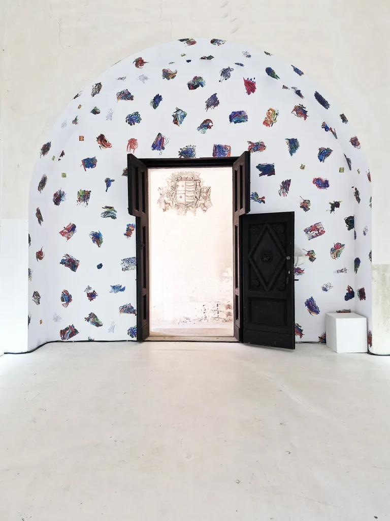Edi Rama
DOODLES WALLPAPER
(2000-2012), riattivazione 2026
intervento in situ
dimensioni variabili in base allo spazio espositivo (25 mq.)
stampa su parato in pvc rinforzato Tecno fiber riconfigurata appositamente per il padiglione espositivo della Fondazione SoutHeritage
ph. © & courtesy Fondazione SoutHeritage per l’arte contemporanea, Gall. Alfonso Artiaco / Napoli & Studio Rama