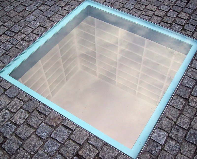 immagine per The Empty Library (1995) by Micha Ullman. Fonte: Wikipedia