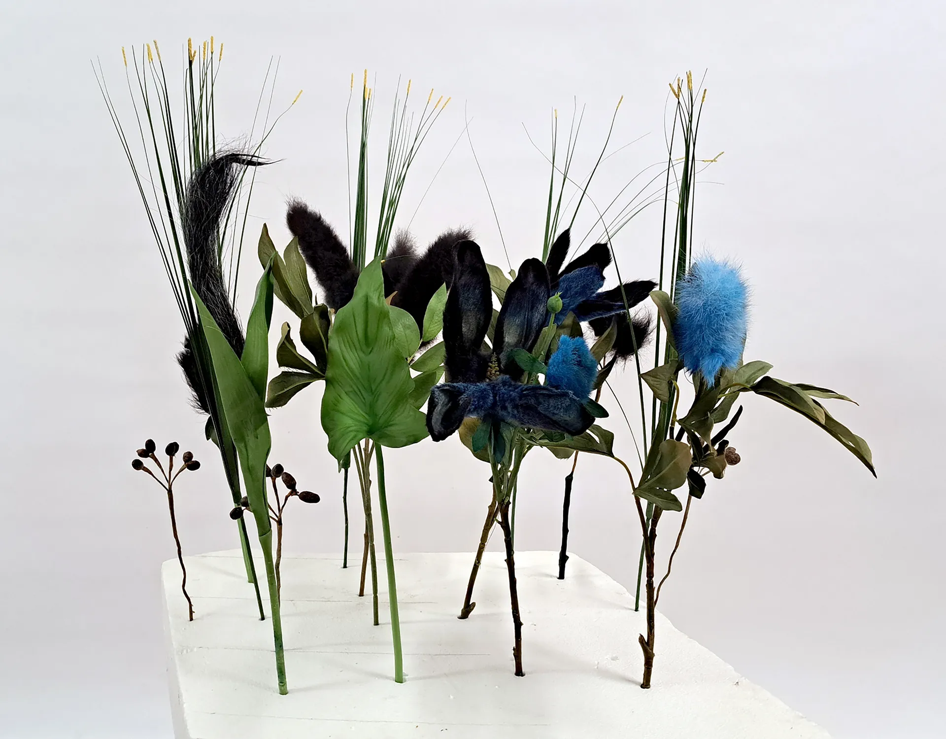 immagine per Chiara Lecca, Blue Still Life, 2026, tassidermia, sterco, pvc, metallo, colorante blu, 45x50x50 cm circa. Courtesy l_Artista e Galleria Fumagalli, Milano