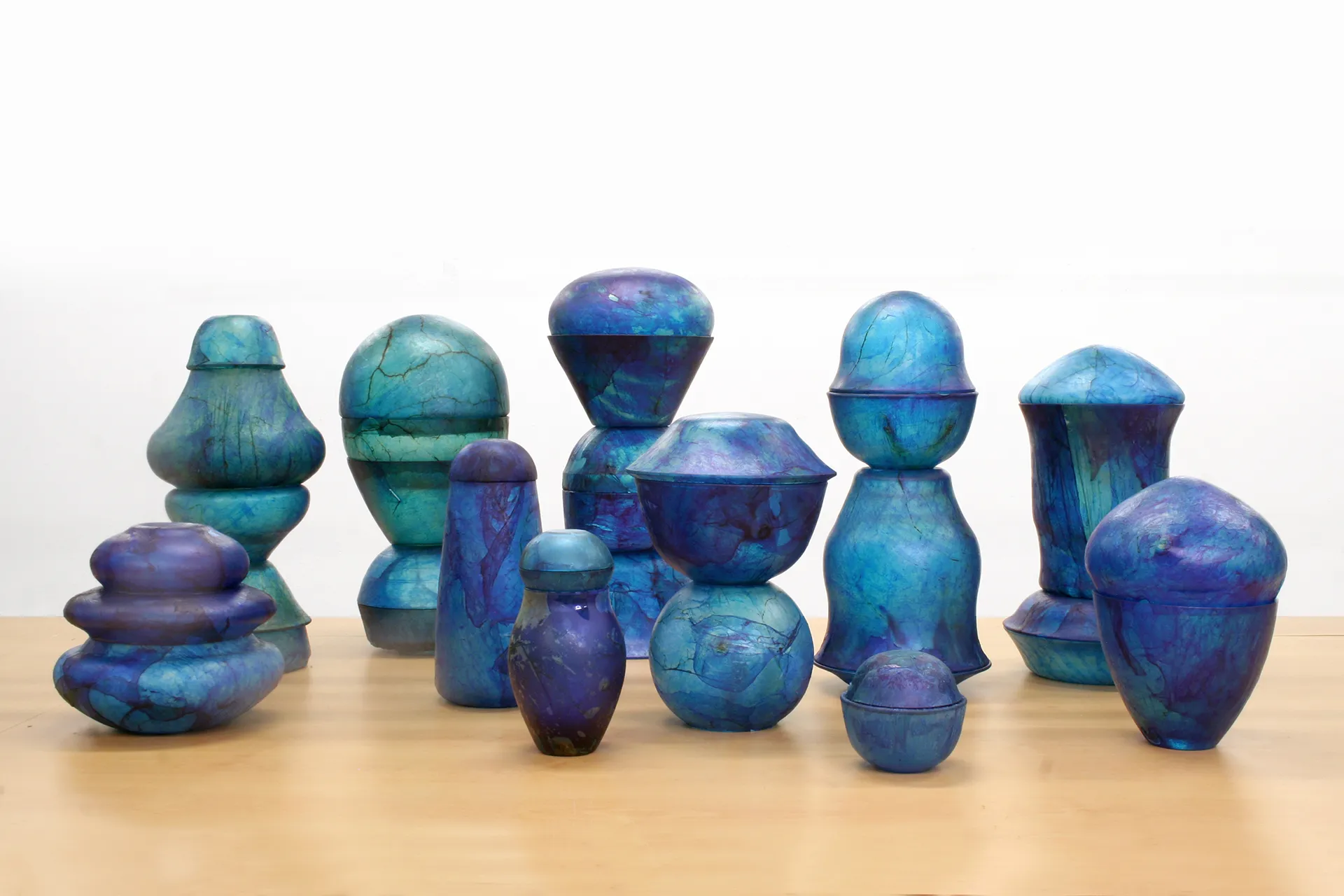 immagine per Chiara Lecca, Turquoise Fake Marble, 2024, vetro, vescica di bovino e suino, colorante acrilico. Courtesy l'Artista e Galleria Fumagalli, Milano