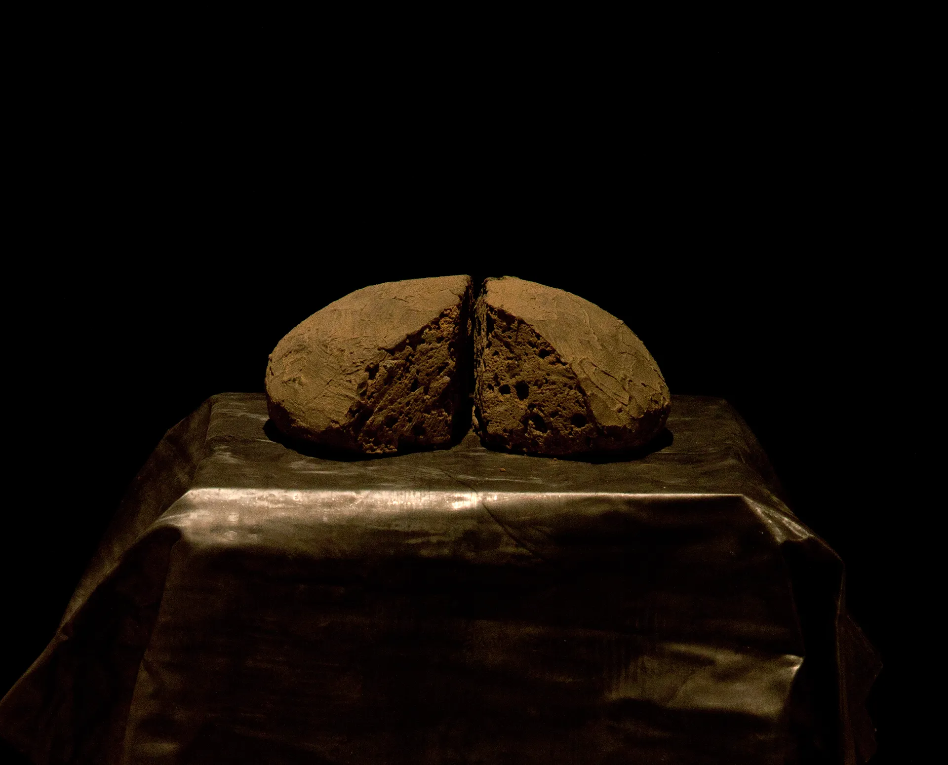 immagine per Daniela Novello, Convivio, 2018, tufo, 38 x 17 x 18 cm, 2 elementi