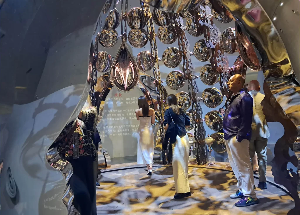immagine per Growth (part.) - mostra Wallace Chan. Vessels of Other Worlds - Long Museum, Shanghai, luglio 2026 (ph Manuela De Leonardis) 1