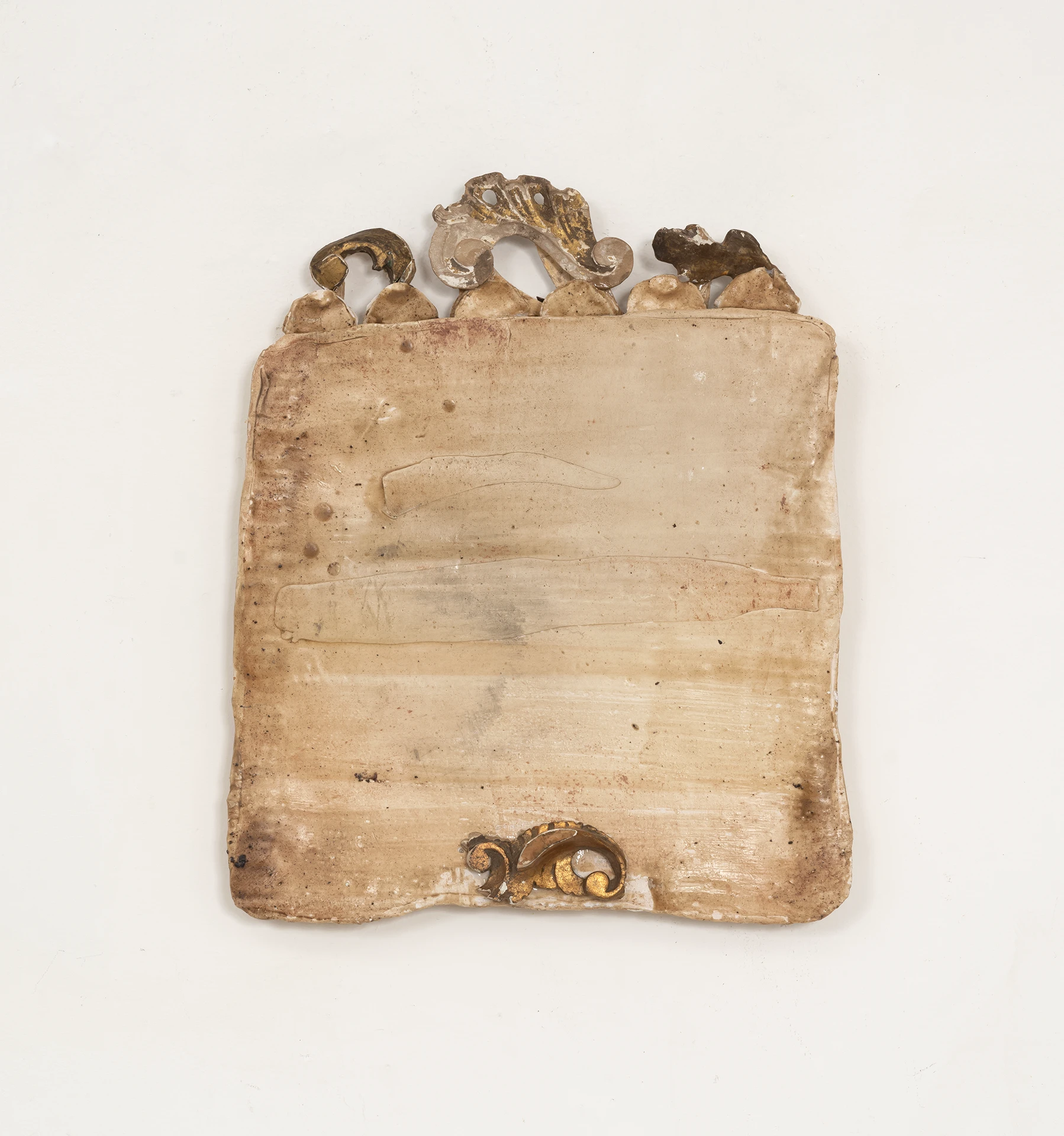 immagine per Mirco Marchelli, Di luce naturale, 2023, ceramica, legno, foglia d_oro, 40 x 34 x 6 cm