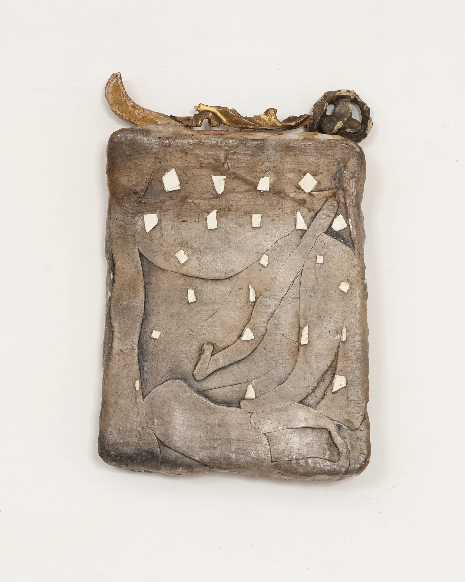 immagine per Mirco Marchelli, Serenata, 2023, ceramica, legno, foglia d_oro, 35 x 24 x 5 cm