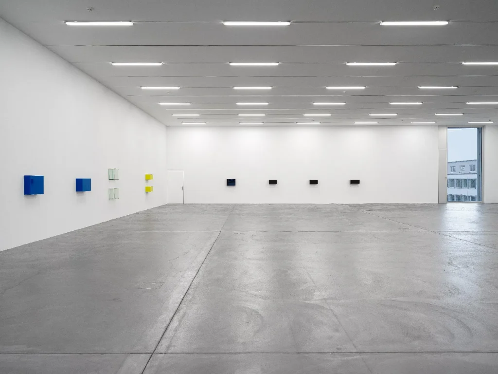 immagine per Henrik Olesen, Copies of real-life objects, tools and food, Kunsthalle Zürich, 2026. Foto: Cedric Mussano