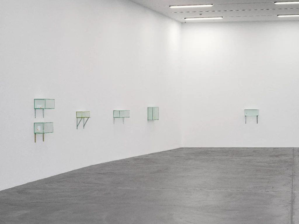 immagine per Henrik Olesen, Copies of real-life objects, tools and food, Kunsthalle Zürich, 2026. Foto: Cedric Mussano