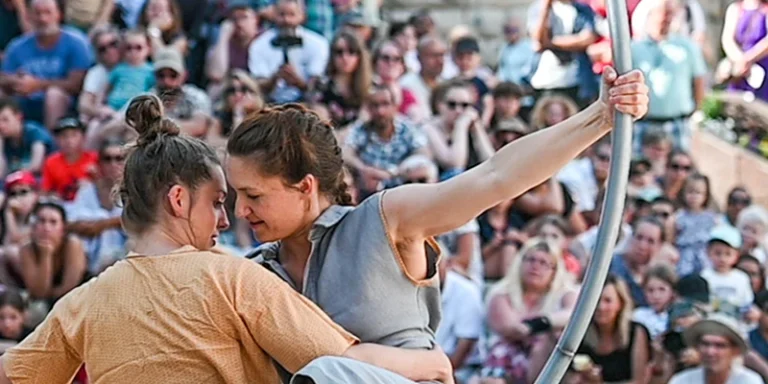 immagine per SaltinPiazza 2026, il festival di teatro di strada più longevo del Piemonte e tra i più storici d’Italia