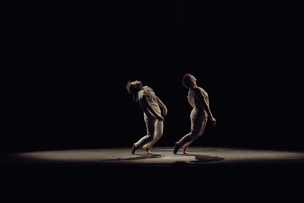 immagine per Leïla Ka, Por ser - solo, Piccolo Teatro - Cesam, 2025, foto Paola Guglielmi per Città delle 100 scale festival
