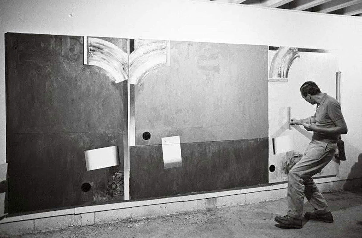 Fig. 1. Ugo Mulas, Jasper Johns interviene su <em>Untitled</em> nello studio di Edisto Beach, South Carolina, fine ottobre 1965. La fotografia è pubblicata in <em>New York: Arte e persone</em>, 1967. © Eredi Ugo Mulas immagine per Fig. 1. Ugo Mulas, Jasper Johns interviene su <em>Untitled</em> nello studio di Edisto Beach, South Carolina, fine ottobre 1965. La fotografia è pubblicata in <em>New York: Arte e persone</em>, 1967. © Eredi Ugo Mulas