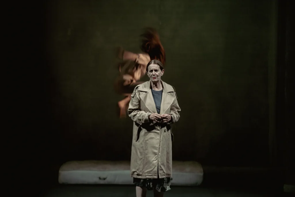 immagine per Daria Deflorian, La vegetariana, Teatro Francesco Stabile, 2025, foto Paola Guglielmi per Città delle 100 scale festival