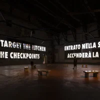 immagine per Jenny Holzer, Tutta la verità . A destra, scorrimento luminoso con la traduzione italiana di un testo di James Schuyler Foto Lorenzo Palmieri. Courtesy GAMeC Bergamo