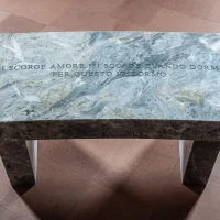 immagine per Jenny Holzer, DORMO 2019. Panchina in marmo Versilys Gold con inciso un verso di Patrizia Cavalli - Foto Lorenzo Palmieri. Courtesy GAMeC Bergamo e Fondazione Henraux